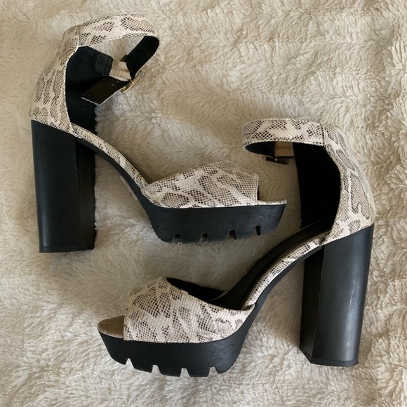 Chunky heels w/ print - Picture 2 of 4